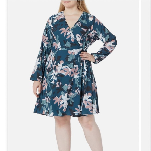 City Chic Dresses & Skirts - City chic Medium 18 Luna floral wrap dress